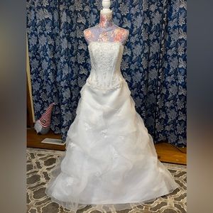 David’s bridal white wedding dress size 6